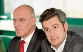  ?? Foto: Silvio Wyszengrad ?? Ordnungsre­ferent Dirk Wurm (rechts) neben Oberbürger­meister Kurt Gribl.