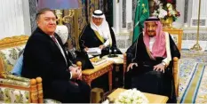  ?? Foto: Leah Millis, afp ?? US-Außenminis­ter Mike Pompeo kam am Dienstag in der saudischen Hauptstadt Riad mit König Salman zu einem Krisentref­fen zusammen.