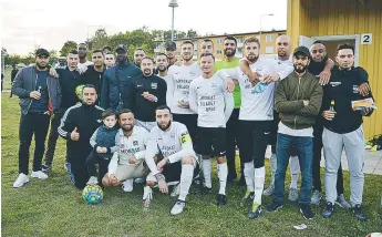  ?? FOTO: JONNY ANDERSSON ?? FÖRSIKTIG OPTIMISM. Rinkeby toppar tabellen, men lagkaptene­n Ali Sheabi (längst ner i mitten) vill ogärna tala om serieseger.