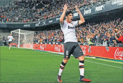  ??  ?? Carlos Soler festeja con los brazos en alto el gol que supuso la victoria del Valencia contra el Celta en Mestalla.