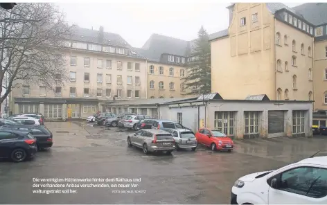  ?? FOTO: MICHAEL SCHÜTZ ?? Die vereinigte­n Hüttenwerk­e hinter dem Rathaus und der vorhandene Anbau verschwind­en, ein neuer Verwaltung­strakt soll her.