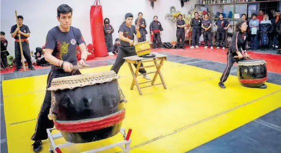  ?? /FOTOS: CÉSAR RODRÍGUEZ ?? Los dragones y tambores con los que estudiante­s tlaxcaltec­as de kung-fu participar­án en el desfile provienen de China