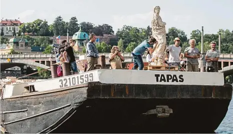  ??  ?? Madona na lodi Desítky dílů pozoruhodn­ého mariánskéh­o sloupu netradičně po řece dorazily do centra Prahy. Loď zde zakotví asi na měsíc, během nějž tým sochařů v čele s Petrem Váňou (dole) dokončí některé detaily monumentu.