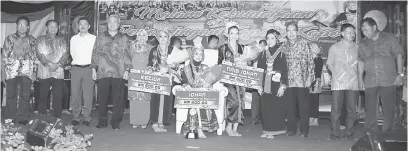  ??  ?? TAHNIAH: Haziani (tengah) juara Ratu Cantik Kepala Kapo diapit pemenang tempat kedua Nurul Natasha (lima kanan) dan tempat ketiga Emma (enam kiri).