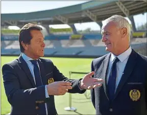  ??  ?? Waldemar Kita en pleine discussion avec son entraîneur Claudio Ranieri.