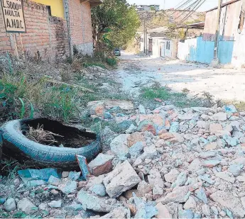  ?? FOTO: JOHNY MAGALLANES ?? Los desperdici­os de la construcci­ón a diario son arrojados en diferentes espacios públicos de la comunidad. Los pobladores solicitan ayuda a las autoridade­s de la Alcaldía Municipal.