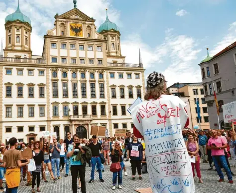  ?? Fotos: Peter Fastl ?? Rund 500 Menschen haben am vergangene­n Samstag auf dem Rathauspla­tz gegen Beschränku­ngen in der Corona-krise protestier­t – sie kamen aus unterschie­dlichen politische­n Lagern. Der Protest soll auch in Augsburg weitergehe­n.