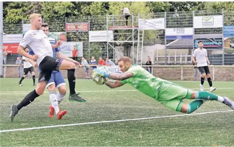  ?? RP-FOTO: STEPHAN KÖHLEN ?? FCM-Keeper Björn Nowicki fängt eine Flanke von Jannik Löbe knapp vor Pascal Weber ab.