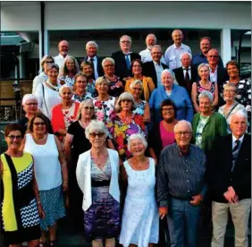  ??  ?? 34 av de 60 elevene som gikk ut av Lyngdal realskole for 50 år siden var samlet med laererne Gerd Lie (nummer to t.v. første rad), Randi Johnsen, Torbjørn Johnsen og Erling Ariansen. De som var til stede var Hildur Johannesse­n (foran t.v.), Anne Marie...