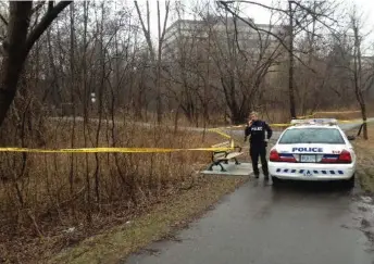  ?? WENDY GILLIS ?? Officers were called to Leslie station after reports of a fight between two men, one of whom fled to a nearby park.