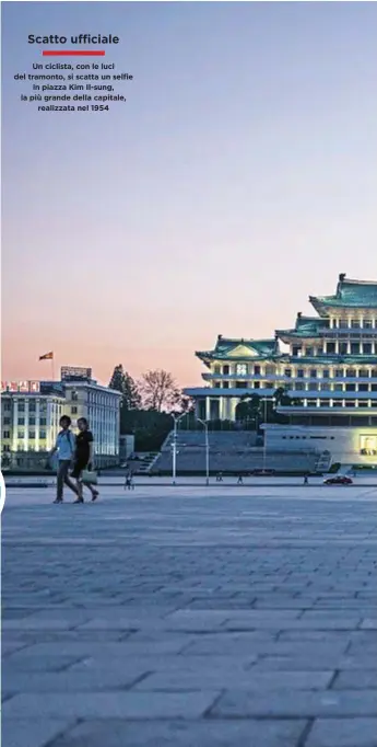  ??  ?? Un ciclista, con le luci del tramonto, si scatta un selfie in piazza Kim Il-sung, la più grande della capitale, realizzata nel 1954 Scatto ufficiale