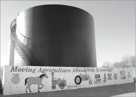  ?? Mona Weatherly ?? The FFA mural painted on a wall at Trotter Fertilizer in Broken Bow illustrate­s the changes agricultur­al has gone through from horse and steam power to tractors and computers to science and genetics. To survive and thrive, producers meet the challenges and change with the times!