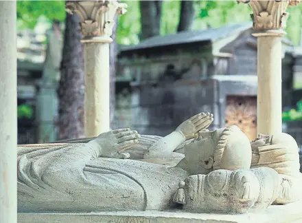  ?? GETTY ?? Detalle de la tumba donde descansan los amantes Abelardo y Eloísa desde 1817, en el cementerio parisino de Père-Lachaise