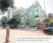  ?? Foto: AP ?? Un vecino mira el edificio colapsado después del temblor en la colonia Narvarte. /