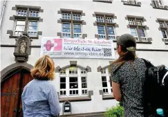  ?? FOTO: ECKHARD JÜNGEL ?? Ein Transparen­t am Gebäude der Heiligenst­ädter Bergschule weist darauf hin, dass die Berufsbild­ende Bergschule bleibt.