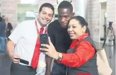  ??  ?? ALEGRÍA. Maynor compartió con los aficionado­s antes de viajar a Estados Unidos.