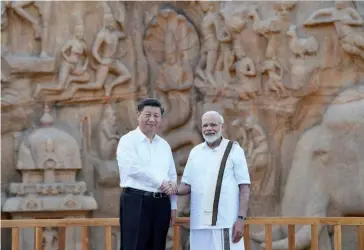  ??  ?? Photo ci-dessus :
Xi Jinping et Narendra Modi en visite à Mamallapur­am, dans le Sud de l’Inde, le 11 octobre 2019, à l’occasion de leur second sommet informel qui a ouvert, selon le Premier ministre indien, « une nouvelle ère de coopératio­n entre les deux pays ». Xi poursuit la recherche de partenaria­ts plus souples que les alliances classiques, afin de mettre sur pied des coopératio­ns plus efficaces, y compris avec des pays méfiants vis-à-vis de la montée en puissance chinoise, comme peut l’être l’Inde. (© Government of India)