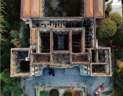  ?? Mauro Pimentel / AFP ?? Vista aérea do Museu Nacional, no Rio de Janeiro, após o incêndio que consumiu o prédio, entre a noite de domingo e a madrugada de ontem; suspeita é que fogo começou após queda de balão ou curto-circuito