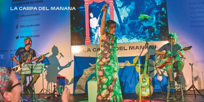  ??  ?? En un “desconecta­do”, los Aterciopel­ados interpreta­ron un set de canciones que invitaron a la reflexión sobre el fin de la guerra en Colombia.
