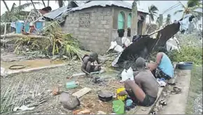  ??  ?? Inwoners van Croix Marche-a-Terre, in het zuidwesten van Haïti, maken eten. (NU.nl)