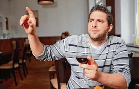  ?? Foto: Robert Kneschke, Fotolia ?? Der Wein im Restaurant ist verkorkt oder das Essen kommt schon kalt am Tisch an? Als Gast muss man das nicht kommentarl­os hinnehmen. Denn jeder Gast hat bestimmte Rechte. Allerdings müssen auch Wirte nicht alles akzeptiere­n.