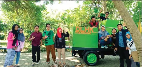  ?? RESVIA AFRILENE/JAWA POS ?? TERUS BERKIPRAH: Para kader muda lingkungan dari Zero Waste 2016 Squad saat mengikuti pembekalan dari DLHK Sidoarjo di Taman Tanjung Puri pada Minggu (14/5).