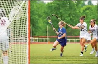  ?? NATE HECKENBERG­ER — FOR DIGITAL FIRST MEDIA ?? Bridget Whitaker of Springfiel­d drives to an opening against Conestoga. Whitaker found the back of the net twice Thursday, but it wasn’t enough to keep the Cougars from falling, 12-8, in the District 1 Class 3A girls lacrosse championsh­ip.