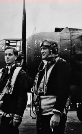  ??  ?? Joseph Kessel et son pilote Moore devant un Mitchell FV 948 de l’escadrille du Sussex, base aérienne de la Royal Air Force Hartford Bridge (Angleterre), chargée d’entrer en contact radio avec les agents de renseignem­ent parachutés en France début 1944. © Collection privée Michel Lefebvre