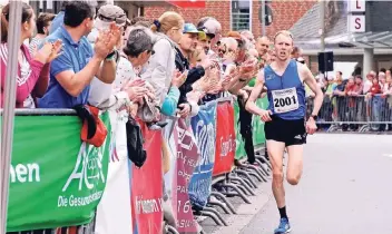  ?? FOTO: PAUL OFFERMANNS ?? Applaus für den Sieger: Richard Ringer ist hier auf dem Weg zum Erfolg beim Citylauf.