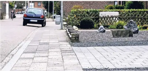  ?? FOTO: GERHARD SEYBERT ?? So wie hier in Geldern finden es viele Hausbesitz­er praktisch, ihre Vorgärten mit Kies zu füllen oder zu pflastern. So entfällt die aufwendige Pflege, und es ergibt sich mitunter ein Stellplatz fürs Auto.