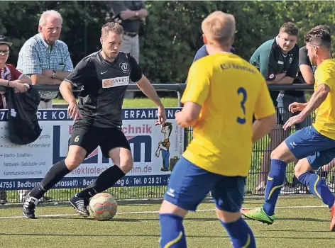  ?? RP-FOTO: MARKUS VAN OFFERN ?? Die Reserve der SGE Bedburg-Hau mit Andreas Raith am Ball trotzte dem Tabellenzw­eiten Kevelaerer SV ein Unentschie­den ab.