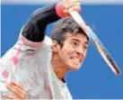  ??  ?? FUERZA. Christian Garín durante el juego que eliminó a Zverev. AFP