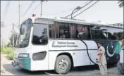  ?? GURPREET SINGH/HT ?? The ‘Dosti’ bus leaving for Nankana Sahib in Pakistan with no passenger on board in Amritsar on Wednesday.