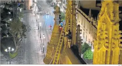  ?? M. G. ?? Los especialis­tas en trabajos verticales Miguel Ángel Gallardo Verde y José Manuel Garrido Marín revisan durante la noche el estado uno de los pináculos de la Catedral.