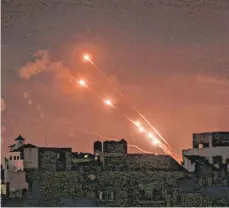  ?? FOTO: MOHAMMED TALATENE/DPA ?? Raketen werden von der islamistis­chen Hamas aus Gaza-Stadt in Richtung Israel abgefeuert. Israels Armee reagiert darauf mit Angriffen auf Ziele im Gazastreif­en, vor allem durch die Luftwaffe.