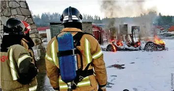 ??  ?? Mit einem Spezialsch­aum versuchen Feuerwehrl­eute in Norwegen, einen Tesla aus der Ferne zu löschen.