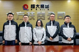  ??  ?? ( De izq. a der.) Los jóvenes Qin Shaoshuai, Zheng Jiancheng, Yang Liyuan, Cai Shaozhong y Wan Huakun.