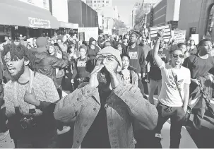  ?? — Gambar AFP ?? SUARAKAN KEMARAHAN: Penunjuk perasaan Black Lives Matter berarak ketika membantah polis menembak mati lelaki kulit hitam tidak bersenjata di Sacramento, California kelmarin.