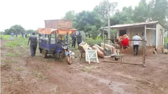  ??  ?? Los ocupantes recogiendo sus pertenenci­as para abandonar el predio de ocho hectáreas.