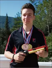  ?? (Photo M. R.) ?? Maxence Alehause avec son Steyr LP et ses médailles du championna­t de France.