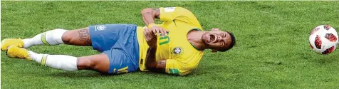  ?? Foto: Sergei Grits, dpa ?? Ein gewohntes Bild bei Partien von Brasilien: Neymar liegt am Boden. Im Spiel gegen Mexiko fiel er das eine oder andere Mal wegen seiner übertriebe­n theatralis­chen Art auf. Dafür muss er sich viel Kritik gefallen lassen. Dänemarks Ex Nationalto­rwart...