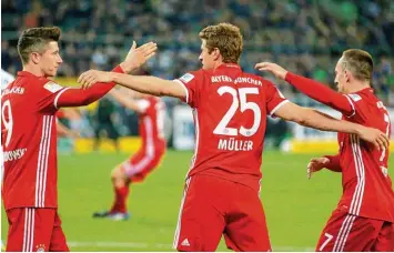  ?? Foto: Mika ?? Thomas Müller trifft wieder: Die Nummer 25 des FC Bayern erzielte in Mönchengla­dbach das einzige Tor des Abends. Robert Le wandowski (links) und Franck Ribéry gratuliere­n routiniert.