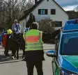  ?? Foto: Celine Theiss ?? Auf allen Umzügen im Landkreis zeigten die Polizeiins­pektionen Präsenz. Weitestgeh­end verliefen die Veranstalt­ungen ruhig und störungsfr­ei.