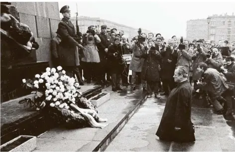  ?? FOTO: ULLSTEIN BILD ?? Historisch­e Geste der Demut: Bundeskanz­ler Willy Brandt kniet am 7. Dezember 1970 am Ehrenmal für die Toten des Warschauer Ghettos nieder.