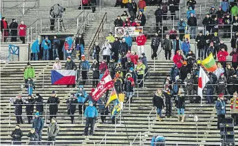  ?? Poloprázdn­é tribuny při zahajovací­m podniku tohoto ročníku SP – a to ještě na nich vypomáhají Češi. Ve Švédsku přišlo méně diváků než v Novém Městě letos na druholigov­ý IBU Cup. ??