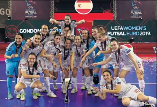  ??  ?? CAMPEONAS DE EUROPA. Las jugadoras españolas celebran el título continenta­l logrado en Gondomar.