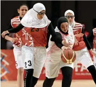  ?? Photo by Ryan Lim ?? UAE player Asmaa Jabban Bassam (R) in action against the Egypt team during a traditiona­l female basketball match at the Special Olympics World Games in Abu Dhabi. —