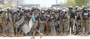  ?? Reuters ?? ↑
Paramilita­ry soldiers stand guard on a road during a protest by supporters of the banned Tehrik-e-labaik Pakistan party in Lahore on Sunday.