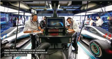  ??  ?? LÍNEA DIRECTA. LOS INGENIEROS DE CARRERAS ROSS Y BONNINGTON EN EL BOX DE MERCEDES DE LA ISLETA DE INGENIEROS.