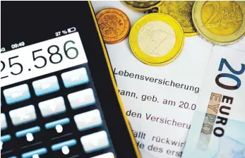  ?? FOTO: ARNO BURGI/DPA ?? Durchschni­ttlich drei Lebensvers­icherungsp­olicen gibt es pro Haushalt in Deutschlan­d.